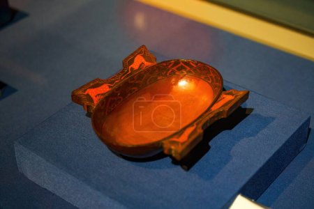 Téléchargez les photos : Ancienne cuvette en laque rouge chinoise reliques culturelles close-up - en image libre de droit
