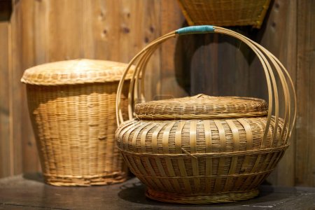 Téléchargez les photos : Paniers traditionnels chinois en bambou tissé suspendus dans la boutique - en image libre de droit