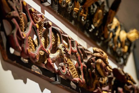 Téléchargez les photos : Gros plan sur le bloc de sculpture traditionnel en bois de dragon chinois - en image libre de droit