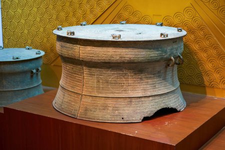 Téléchargez les photos : Tambour en bronze, un instrument de musique traditionnel de la nationalité Zhuang à Guangxi, Chine - en image libre de droit