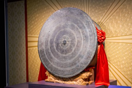 Téléchargez les photos : Tambour en bronze, un instrument de musique traditionnel de la nationalité Zhuang à Guangxi, Chine - en image libre de droit