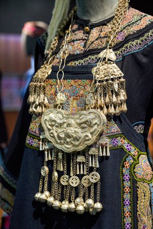 Foto de Primer plano de los ornamentos de plata en los trajes de las minorías étnicas en China - Imagen libre de derechos