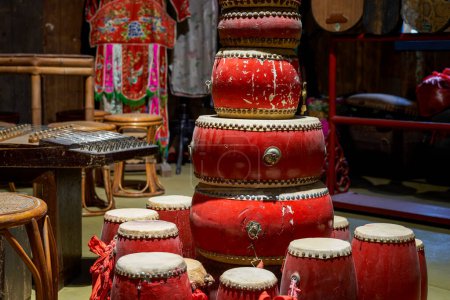 Foto de Tambores chinos rojos a la venta en una tienda de segunda mano - Imagen libre de derechos