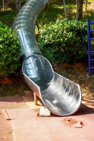 Foto de Diapositiva de cilindro de acero inoxidable en el parque infantil - Imagen libre de derechos
