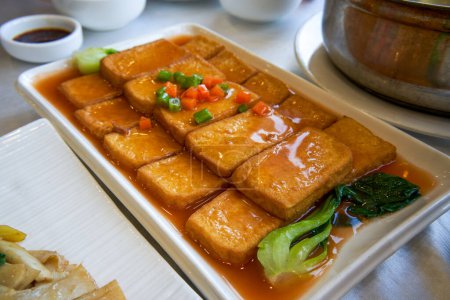 Foto de Un delicioso plato chino, tofu granja con salsa estofada - Imagen libre de derechos