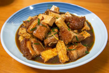 Ein köstliches chinesisches Gericht, geschmortes Schweinefleisch mit Tofu