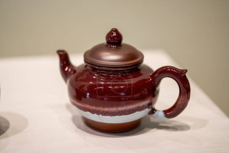Foto de Delicado tetera china y tazas de té de cerca - Imagen libre de derechos