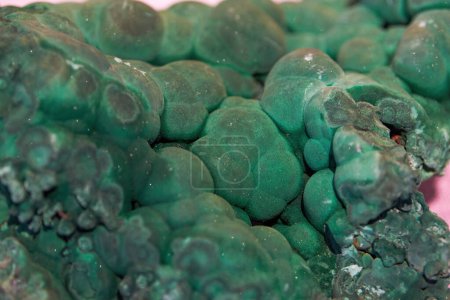 Foto de Primer plano del mineral cristalino verde raro que ocurre naturalmente - Imagen libre de derechos
