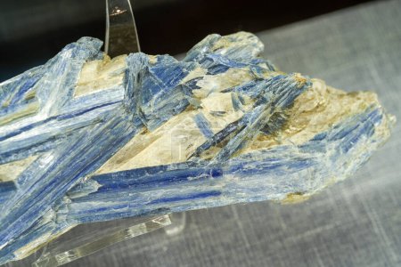 Foto de Primer plano del mineral cristalino raro de origen natural - Imagen libre de derechos