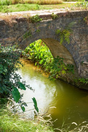 Téléchargez les photos : Gros plan d'un ancien pont en pierre dans un parc à Nanning, Guangxi, Chine - en image libre de droit