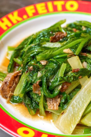 Téléchargez les photos : Une délicieuse laitue sautée avec naseux dans une sauce aux haricots noirs dans un restaurant de thé de style Hong Kong - en image libre de droit