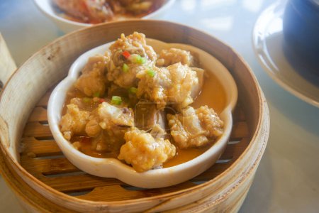 Téléchargez les photos : Un classique et délicieux thé du matin cantonais, côtes de porc à la vapeur à l'ail - en image libre de droit