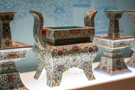 Foto de Elegante y exquisito surtido de recipientes de porcelana de la dinastía Qing, China - Imagen libre de derechos