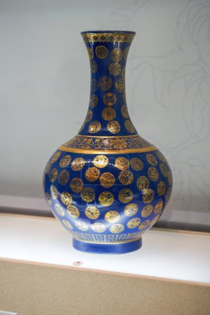 Téléchargez les photos : Assortiment élégant et exquis de vases en porcelaine de la dynastie Qing, Chine - en image libre de droit