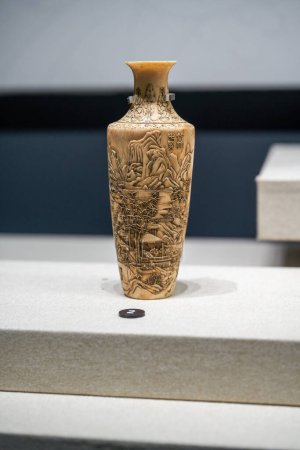 Téléchargez les photos : Gros plan sur de délicates sculptures en ivoire de la Chine antique - en image libre de droit