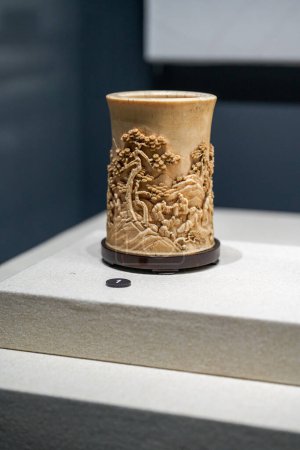Téléchargez les photos : Gros plan sur de délicates sculptures en ivoire de la Chine antique - en image libre de droit