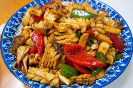 Téléchargez les photos : Un délicieux plat chinois fait maison, calamar frais sauté au poivre de légumes - en image libre de droit