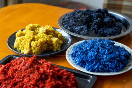 Téléchargez les photos : Nourriture traditionnelle du Festival chinois de balayage de tombeau, riz gluant cinq couleurs - en image libre de droit