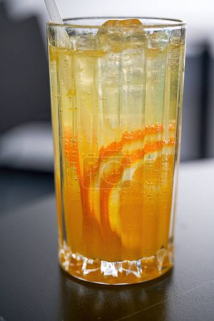 Téléchargez les photos : Une tasse d'eau gazeuse orange rafraîchissante en été - en image libre de droit