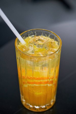 Téléchargez les photos : Une tasse d'eau gazeuse orange rafraîchissante en été - en image libre de droit