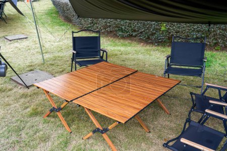 Téléchargez les photos : Tables et chaises de loisirs pour le camping en plein air - en image libre de droit