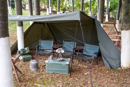 Varios toldos para acampar al aire libre