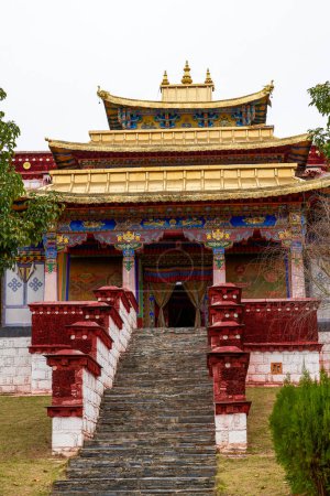 Téléchargez les photos : Magnifique monastère bouddhiste tibétain laqué rouge au Tibet - en image libre de droit