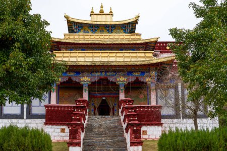 Foto de Hermoso monasterio budista tibetano lacado en rojo con techo de oro en el Tíbet - Imagen libre de derechos
