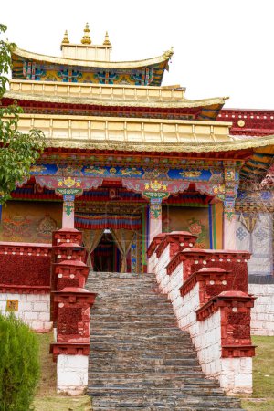 Foto de Hermoso monasterio budista tibetano lacado en rojo con techo de oro en el Tíbet - Imagen libre de derechos