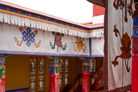 Foto de Puertas y coloridas decoraciones de monasterios budistas tibetanos en el Tíbet - Imagen libre de derechos