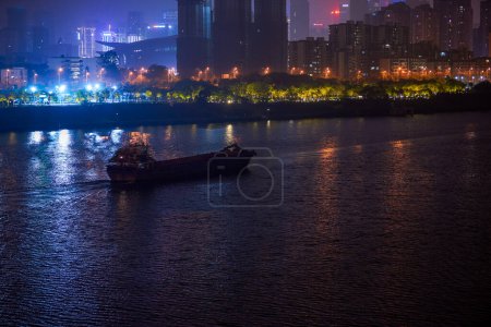 Téléchargez les photos : Vue de nuit des bateaux d'extraction de sable dans la rivière de la ville - en image libre de droit
