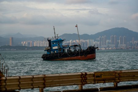 Téléchargez les photos : Grands bateaux de pêche amarrés au bord de la mer à Hong Kong - en image libre de droit