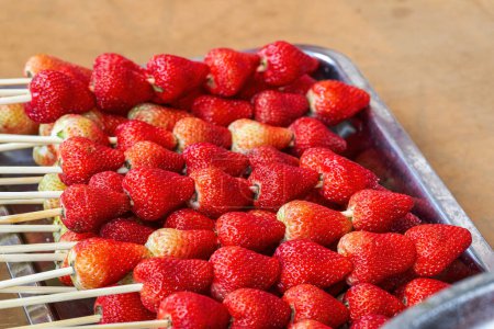 Téléchargez les photos : Snack traditionnel dans le nord de la Chine, mâchoires confites aux fraises - en image libre de droit