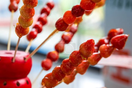 Téléchargez les photos : Snack traditionnel dans le nord de la Chine, mâchoires confites aux fraises - en image libre de droit