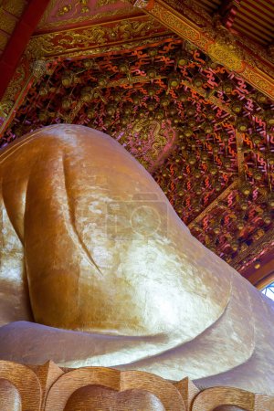 Téléchargez les photos : Gros plan d'une énorme statue de Bouddha Maitreya - en image libre de droit