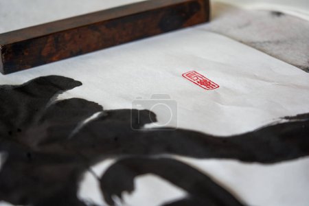 Téléchargez les photos : Gros plan d'un sceau d'une œuvre de calligraphie créée par un calligraphe chinois - en image libre de droit