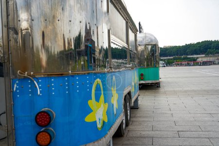 Téléchargez les photos : Commercial étain stalle camion dans le parc - en image libre de droit
