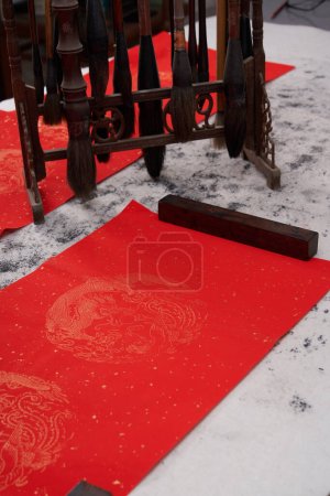 Téléchargez les photos : Gros plan sur papier calligraphie couplets printemps rouge vierge pour le Nouvel An chinois - en image libre de droit
