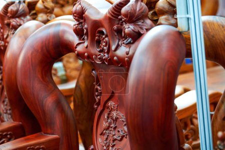 Edle und exquisite Mahagoni-Möbel in Nahaufnahme
