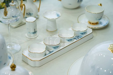 Schönes und elegantes chinesisches Porzellangeschirr auf edlem Banketttisch