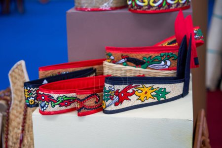 Primer plano de las tradicionales cestas y cuencos de artesanía de ratán chino