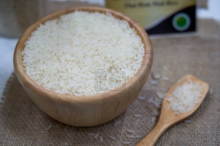 Gros plan d'un bol de riz blanc frais