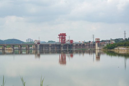 Téléchargez les photos : Fermeture d'un grand barrage sur une rivière, installation d'un projet de conservation de l'eau - en image libre de droit