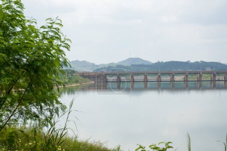 Nahaufnahme eines großen Staudamms an einem Fluss, Wasserschutzprojekteinrichtung