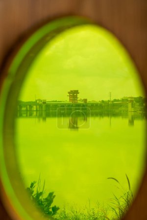 Téléchargez les photos : Visualisation d'un barrage à travers un film couleur - en image libre de droit