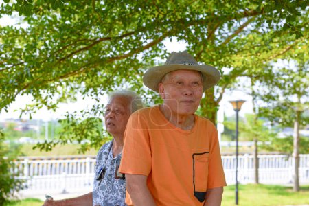 Deux vieux grand-père et grand-mère asiatiques marchent dans le parc