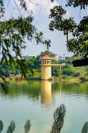 Paisaje arquitectónico de torre hidrológica junto al río