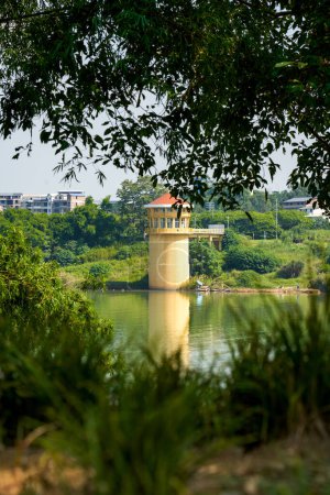 Foto de Paisaje arquitectónico de torre hidrológica junto al río - Imagen libre de derechos