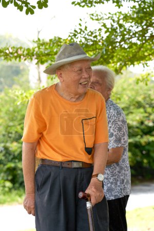 Deux vieux grand-père et grand-mère asiatiques marchent dans le parc