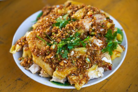 Un delicioso plato de pollo cantonés de corte blanco, pollo de corte blanco y pollo hervido